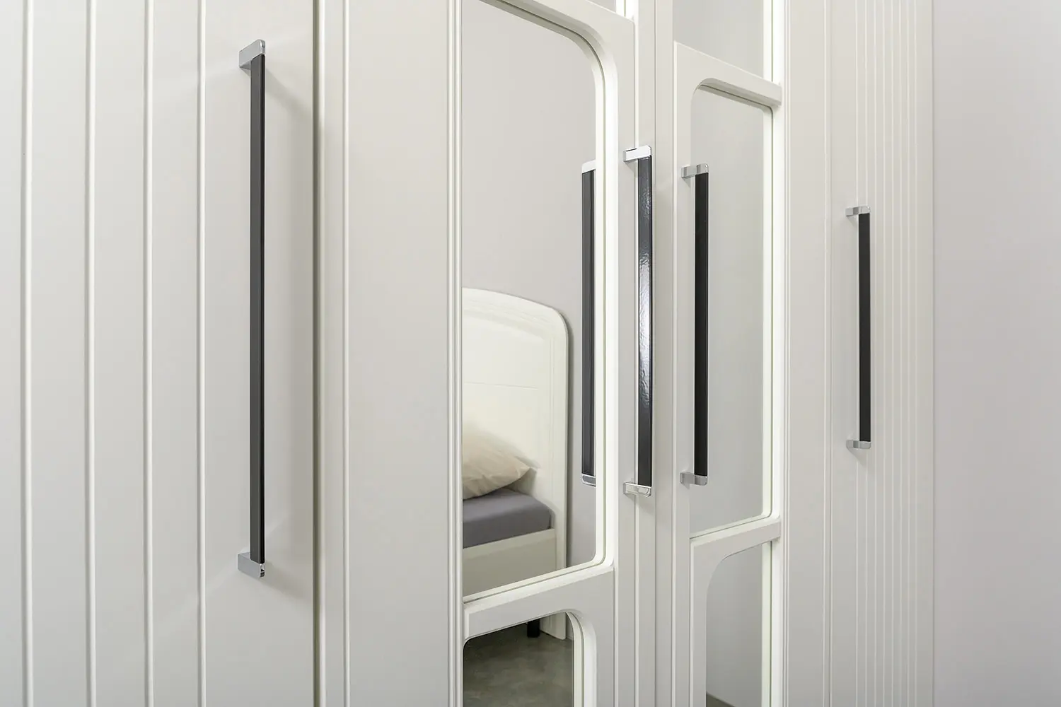 Шкаф-пенал 13.207  Валенсия белый/шагрень (Mob)